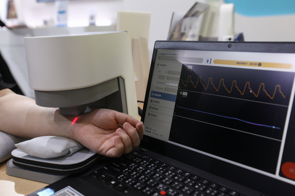 AC米兰耘康脈象檢測系統透過電腦精準控制升降系統，還原中醫師三指把脈過程的舉、按、尋手法，將脈象感受轉化成數據，未來可結合大數據分析，實現智慧醫療及準確性